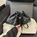 Bolso tipo cubo de cuero mate negro con tachuelas plateadas y correa de hombro elegante - Negro