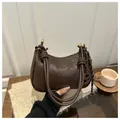 Borsa a mezzaluna marrone scuro minimalista con tracolla annodata e scritte dorate - con portachiavi / Marrone