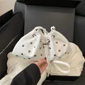 Bolso tipo cubo chic en color blanco roto con tachuelas metálicas y correa de hombro fina - Blanco