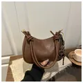 Borsa sottobraccio minimalista in pelle marrone vintage con manico a nodo e scritte oro - con portachiavi / Marrone
