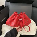 Bolso bombonera de cuero rojo con tachuelas plateadas y cordón en caja de regalo - Rojo