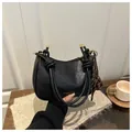 Borsa sottobraccio nera minimalista con manico a nodo e dettagli dorati in stile elegante - con portachiavi / Nero