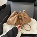 Bolso cubo marrón con remaches metálicos y cierre de cordón ajustable - Marrón