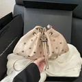 Borsa a secchiello beige con borchie argentate e coulisse, presentata in confezione regalo - Kaki