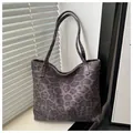 Minimalistische Tote-Tasche mit Leopardenmuster in Grauschwarz und langen Schultergurten - Schwarz