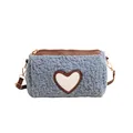 Sac cylindre en polaire bleue avec écusson cœur et bandoulière en cuir brun - Bleu