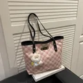 Sac fourre-tout en toile à carreaux roses avec anses noires et breloque ours en peluche - Sangle Noire Avec Pendentif Ours