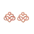 Makro-Detail von zwei roségoldenen Unendlichkeits-Herz-Anhängern für DIY-Schmuck - Roségold