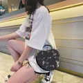 Sac à bandoulière élégant en forme de cœur avec broderie florale et chaîne dorée - Noir