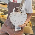 Sac à main blanc en forme de cœur avec broderie florale et bandoulière dorée - Blanc Cassé