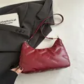 Bolso de media luna burdeos en piel sintética acolchada con hebilla dorada - Rojo