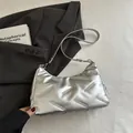 Bolso de hombro plateado metalizado con diseño en relieve y correa fina elegante - Plateado