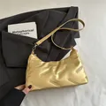 Bolso de hombro acolchado dorado con textura de nube brillante y correa delgada - Dorado