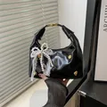 Sac à main noir verni avec nœud en dentelle perlée et décorations dorées - Noir