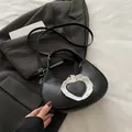 Borsa a mezzaluna nera con ricamo a cuore e tracolla regolabile in pelle - Nero