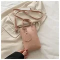 Rosa vertikale Mini-Beuteltasche mit Modedruck und Welpenanhänger auf beigem Anzug - Rosa
