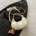Borsa a spalla color crema con dettaglio in pizzo a cuore e tracolla in pelle sintetica - Bianco