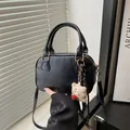 Bolso bandolera pequeño negro con letras grabadas y colgante de peluche marrón - Con Colgante / Negro