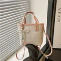 Bolso tipo cubo rosa y blanco con estampado de mariposas, perla y detalles dorados - Con Colgante de Lazo de Perlas / Rosa