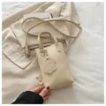 Minimalistische beige Beuteltasche für Damen mit Hundeeinhänger und Schultergurt - Weiß