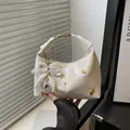 Sac boulette blanc crème chic avec pendentif perle et nœud et détails dorés - Blanc
