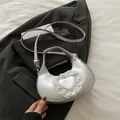 Borsa a mezzaluna argento metallizzato con pizzo a cuore e catena per donne borsa a tracolla - Argento