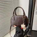 Bolso bowling retro marrón oscuro con logotipo grabado y colgante de estrella - Con Colgante / Marrón