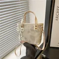Bolso tipo cubo blanco crema con estampado de mariposas y elegante adorno de perlas - Con Colgante de Lazo de Perlas / Blanco