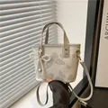 Bolso tipo cubo blanco roto con estampado de mariposas y colgante de perlas - Con Colgante de Lazo de Perlas / Plateado