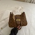 Borsa sottobraccio monogramma marrone con fibbia dorata e tracolla in pelle da donna - Marrone chiaro