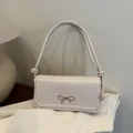 Bolso de hombro en cuero blanco con hebilla de lazo dorado y correa con nudos únicos - Blanco