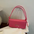Bolso bandolera rosa con elegante lazo dorado metálico y correas de cuerda delgadas - Rosa