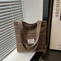 Grand sac fourre-tout en toile rayée kaki avec étiquette mode et doubles bandoulières - Marron