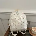 Blumenmuster Schulrucksack in Cremeweiß mit rosa Rosen und mehreren praktischen Taschen - Weiß