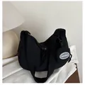 Schwarze sichelförmige Schultertasche aus Nylon mit passender runder Münztasche - Schwarz