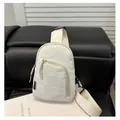 Bolso de pecho de nailon blanco crema con correa ajustable y bolsillo frontal con cremallera - Blanco