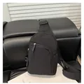Bolso de pecho minimalista en nailon negro con correa ajustable y bolsillo frontal con cremallera - Negro