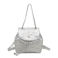 Silberner Rucksack mit Herzsteppung, Metallkette und sicherem Drehverschluss - Silber