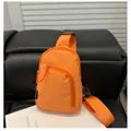 Riñonera de nailon naranja vibrante con correa ajustable y bolsillo frontal de cremallera - Naranja