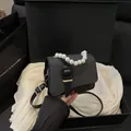 Elegante schwarze Umhängetasche mit großen Perlen Griff und verstellbarem Lederriemen - Schwarz