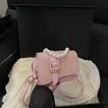 Rosa gewebte Mini-Umhängetasche mit Perlengriff und Schnalle in einer Geschenkbox - Rosa
