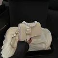 Mini-Umhängetasche in Creme-Beige mit großem Perlengriff und elegantem Schultergurt - Weiß