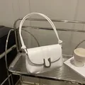 Borsa a tracolla bianca minimalista con elegante fibbia a U argento e dettaglio a nodo - Bianco