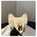 Elegante borsa hobo in tela crema a forma di mezzaluna con toppa fashion decorativa - Nero