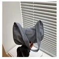 Borsa a mezzaluna minimalista in denim blu grigio con ampia tracolla alla moda - Blu