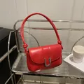 Borsa a tracolla in pelle rossa vibrante con fibbia a U argento e dettaglio nodo - Rosso