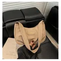 Borsa a mezzaluna in tela kaki con trama a pieghe e dettaglio etichetta moda - Cachi