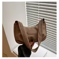 Borsa tote in tela marrone testurizzata con etichetta moda e doppi manici - Marrone