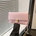 Elegante borsa a bustina rosa con trama a righe, fibbia dorata e cinturino a mano - Rosa