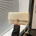 Elegante borsa a mano bianco crema con trama a rilievo orizzontale e chiusura dorata - Bianco